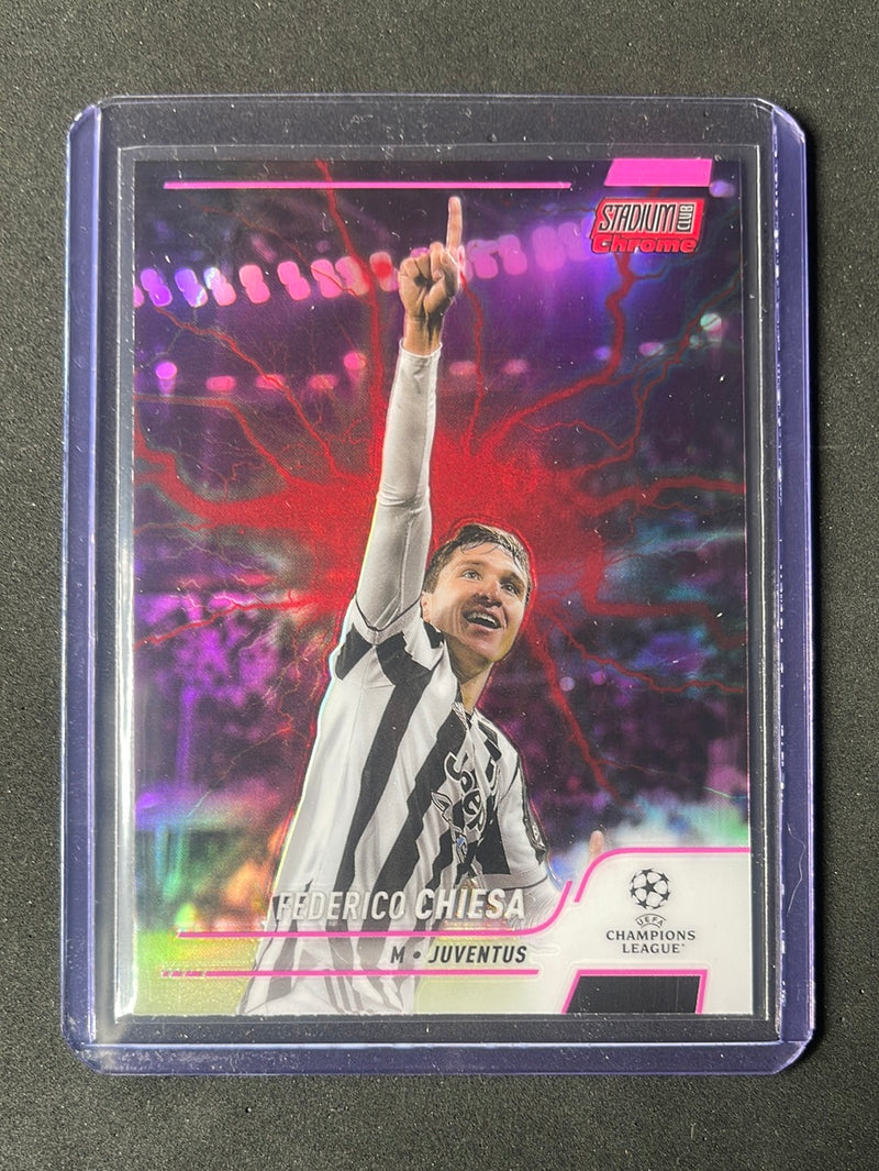 2021-22 Topps Stadium Club Chrome UEFA Champions League Federico Chiesa Pink/Red Electric Charge Refractor