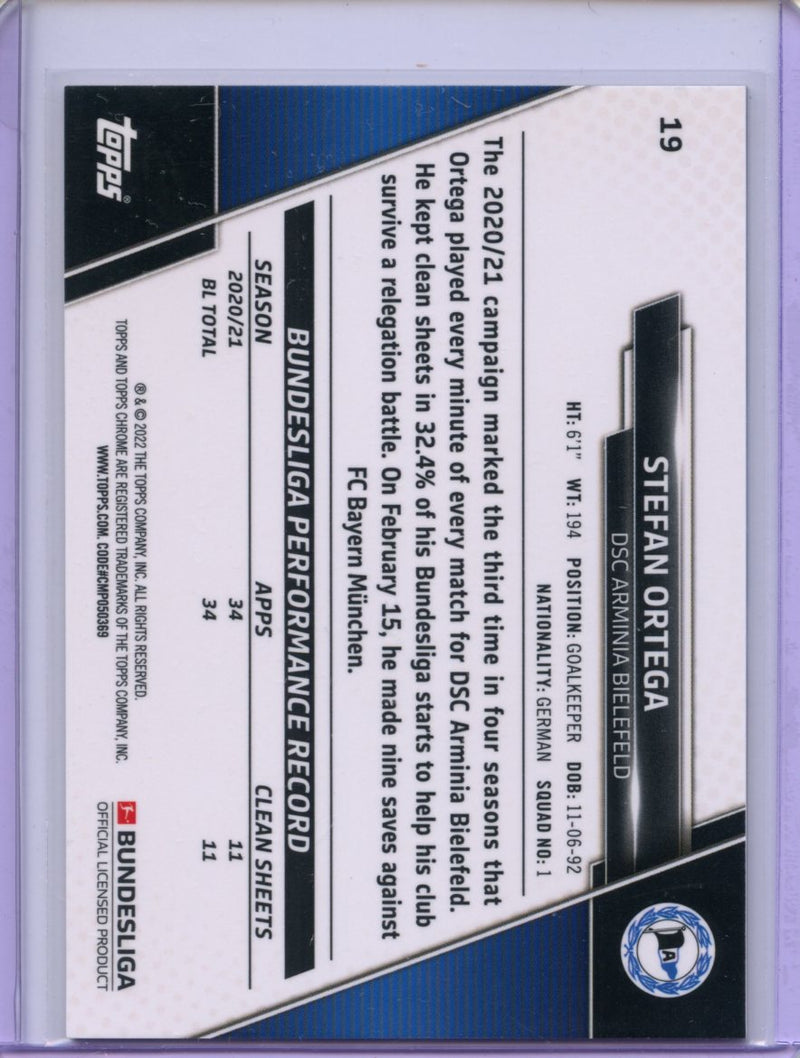 2021-22 Topps Chrome Bundesliga Soccer Stefan Ortega Gold RayWave