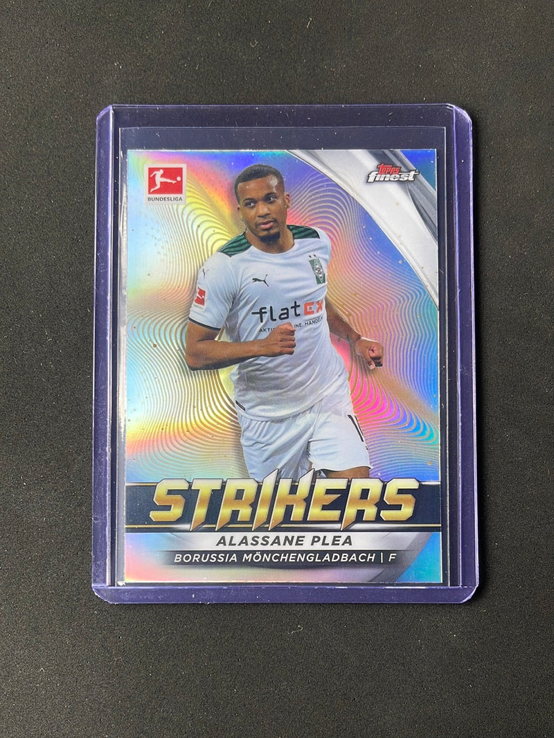 2021-22 Topps Finest Bundesliga Alassane Plea Finest Strikers